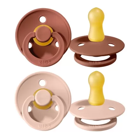 set di 2 ciucci colour - rosso mattone e rosa cipria - tettarella in gomma naturale - made in denmark - con mascherina rotonda e tettarella - senza bpa, pvc e ftalati 0-6 mesi