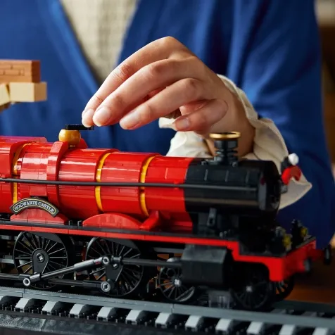 LEGO Hogwarts Express disponibile: 1,20 metri di treno da collezione, ma il  prezzo è salato